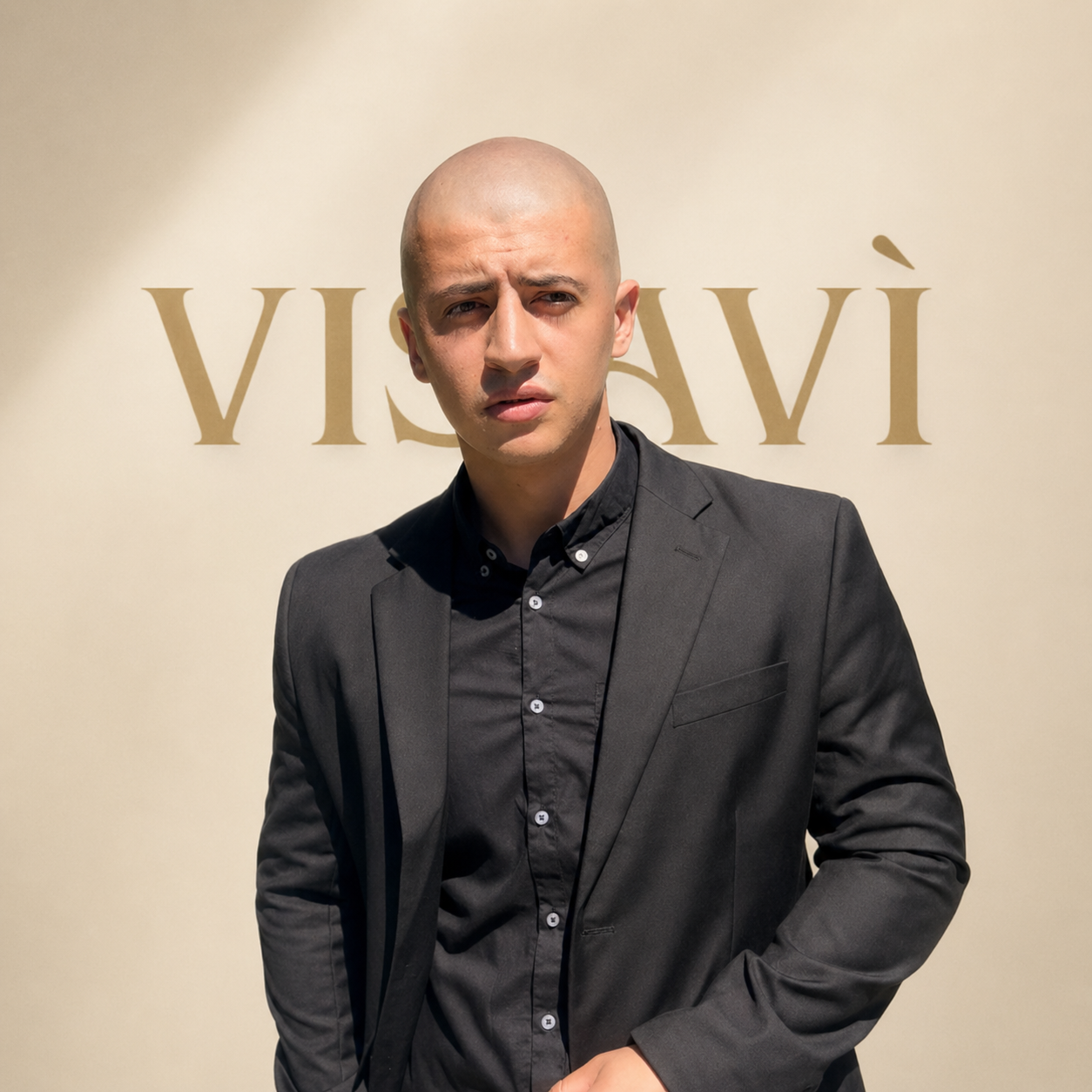 Pietro, consulente di Visavì, davanti al muro con il logo