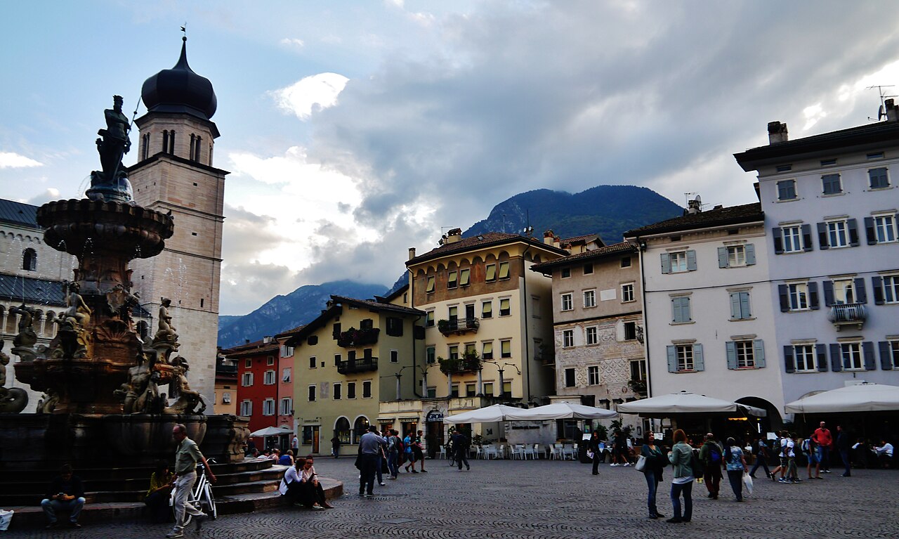 Piazza del Duomo, Trento — fontana del Nettuno e Cattedrale di San Vigilio